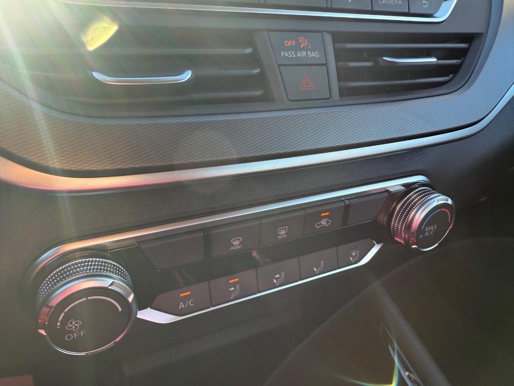 Nissan Altima Vehicle Full-screen Gallery Image 16