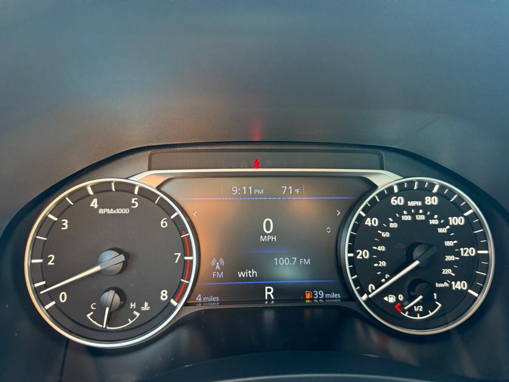 Nissan Altima Vehicle Full-screen Gallery Image 17