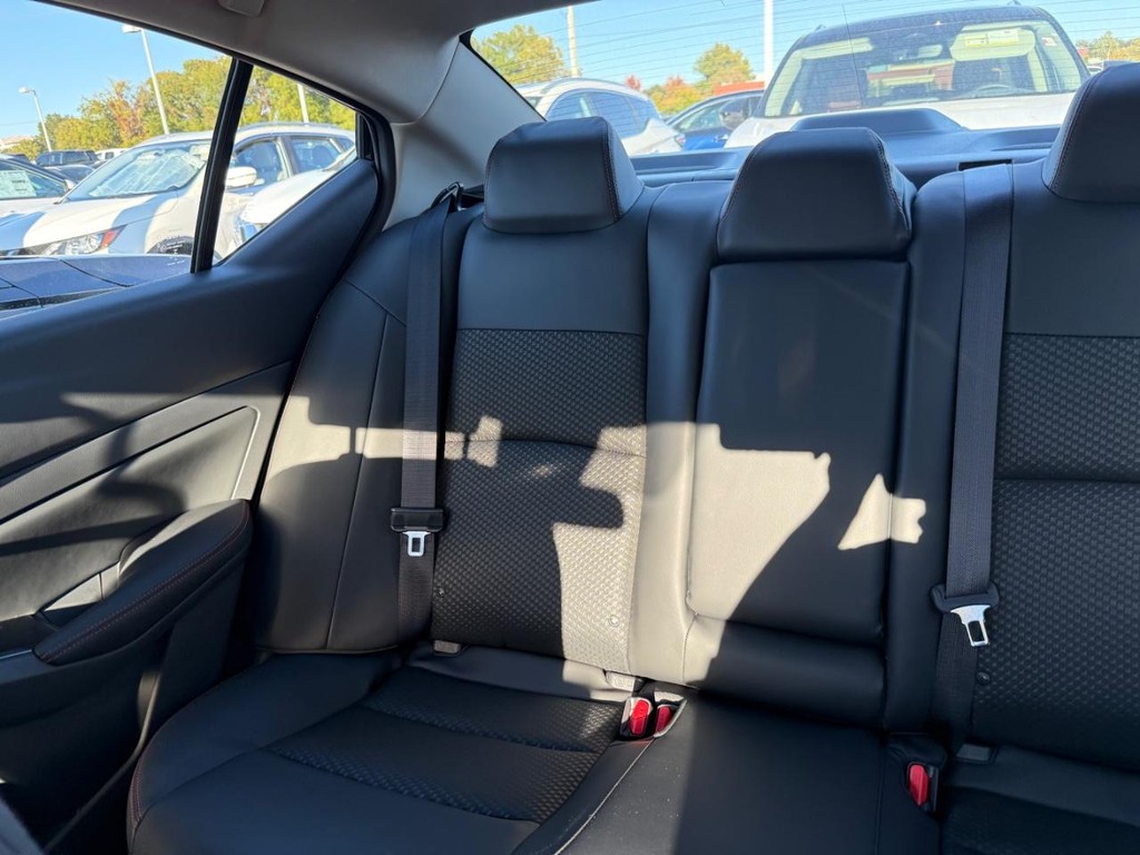 Nissan Altima Vehicle Full-screen Gallery Image 19