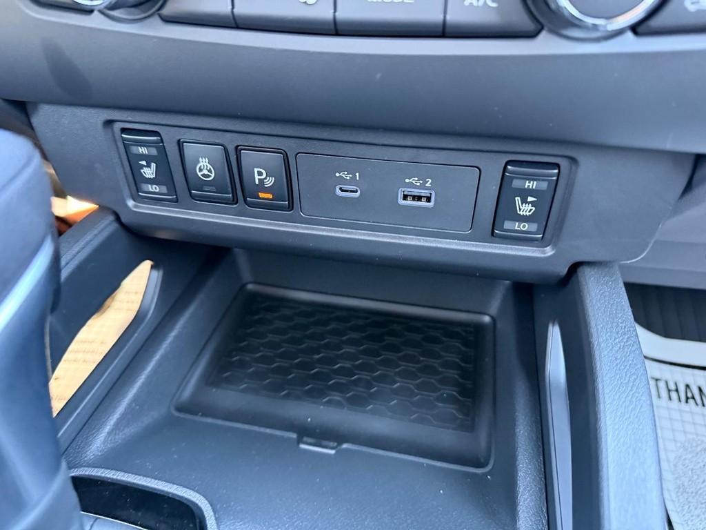 Nissan Frontier Vehicle Full-screen Gallery Image 05