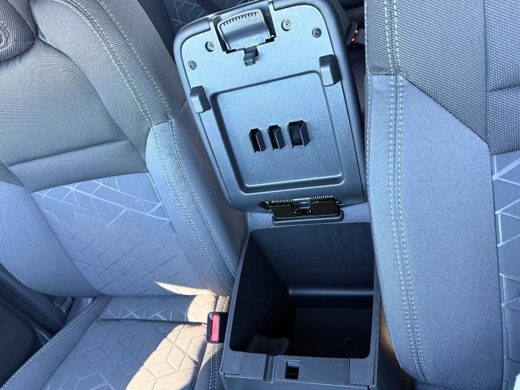 Nissan Frontier Vehicle Full-screen Gallery Image 06