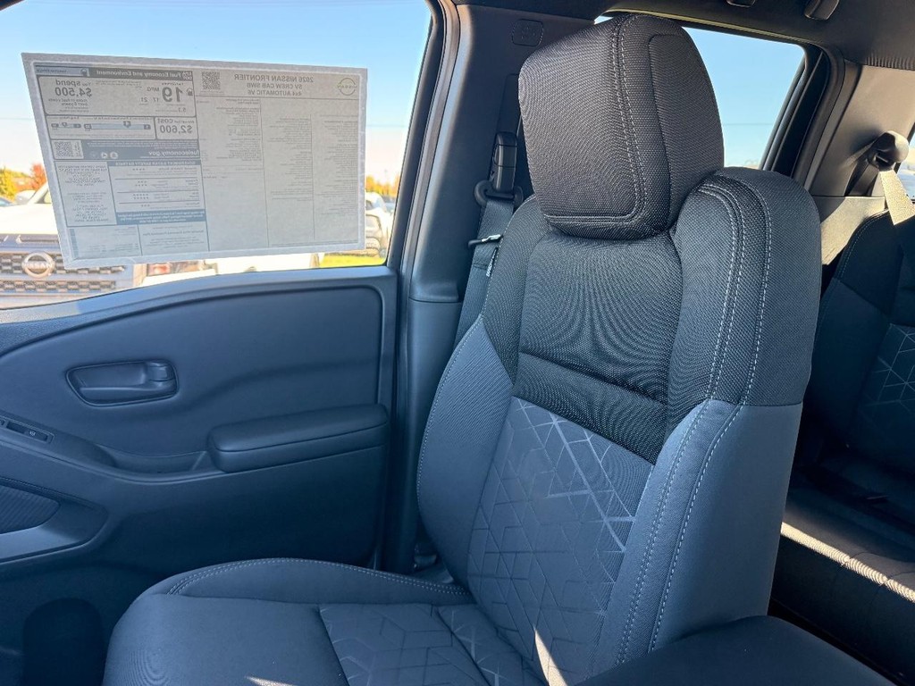 Nissan Frontier Vehicle Full-screen Gallery Image 07