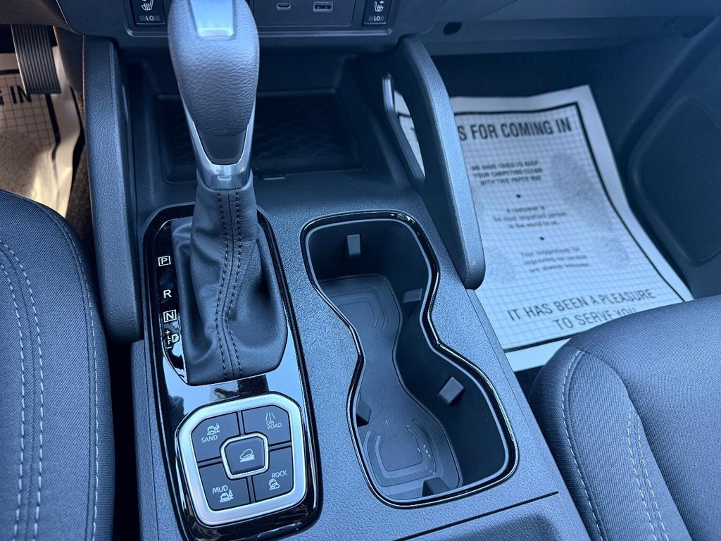 Nissan Frontier Vehicle Full-screen Gallery Image 08