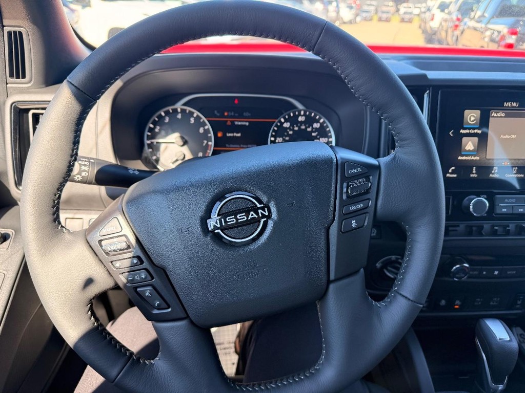 Nissan Frontier Vehicle Full-screen Gallery Image 11