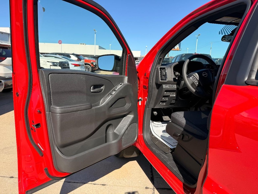 Nissan Frontier Vehicle Full-screen Gallery Image 13