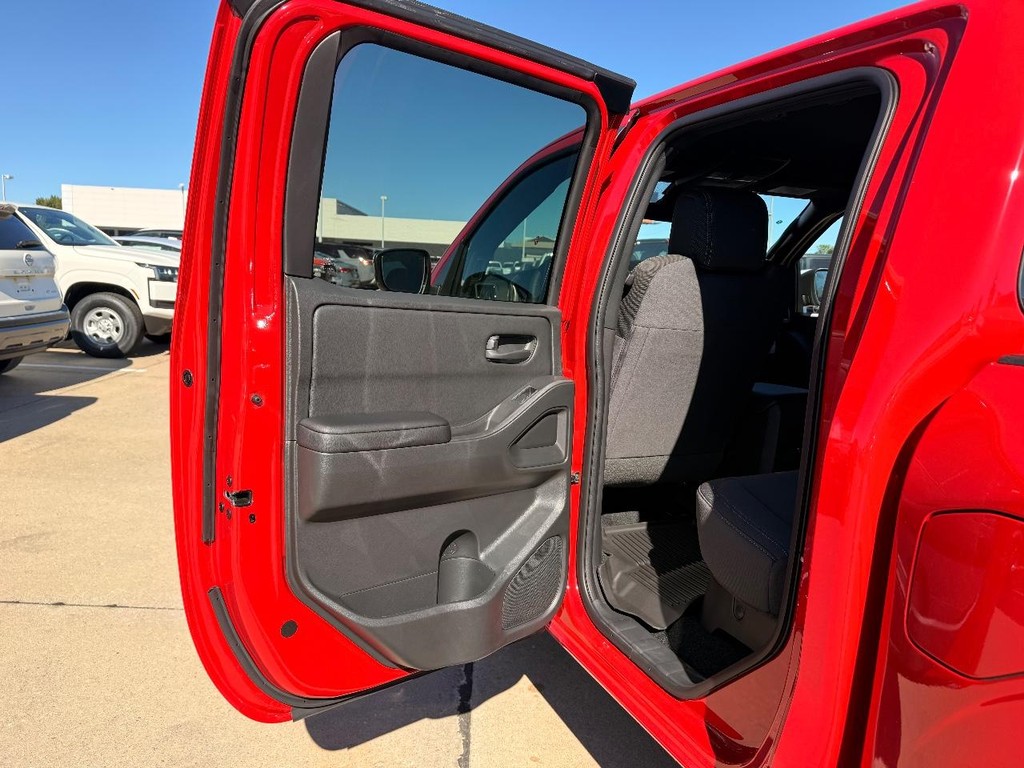 Nissan Frontier Vehicle Full-screen Gallery Image 14