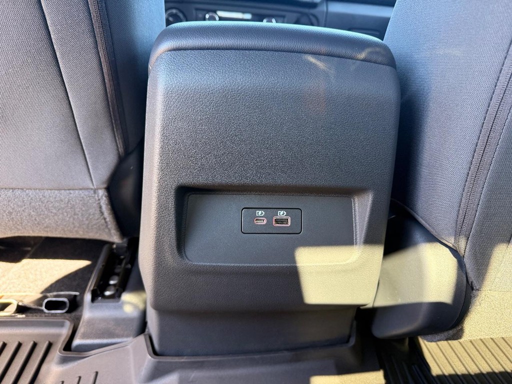 Nissan Frontier Vehicle Full-screen Gallery Image 15