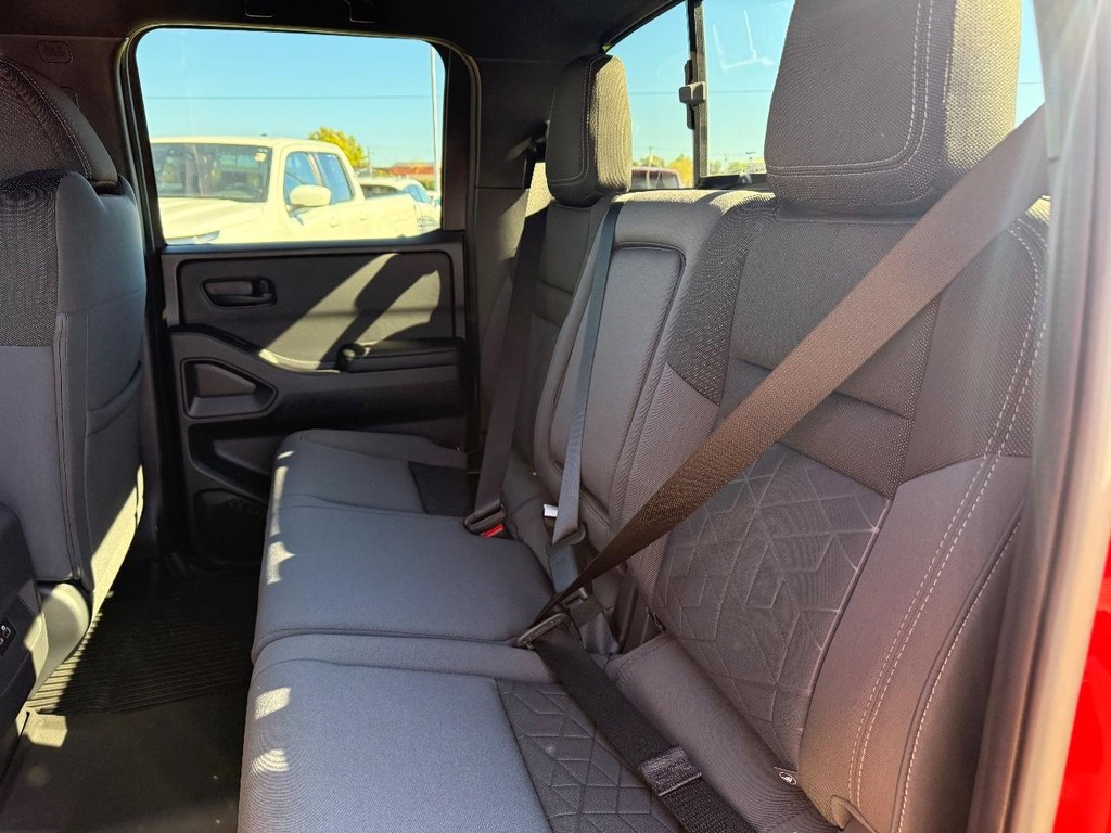 Nissan Frontier Vehicle Full-screen Gallery Image 16