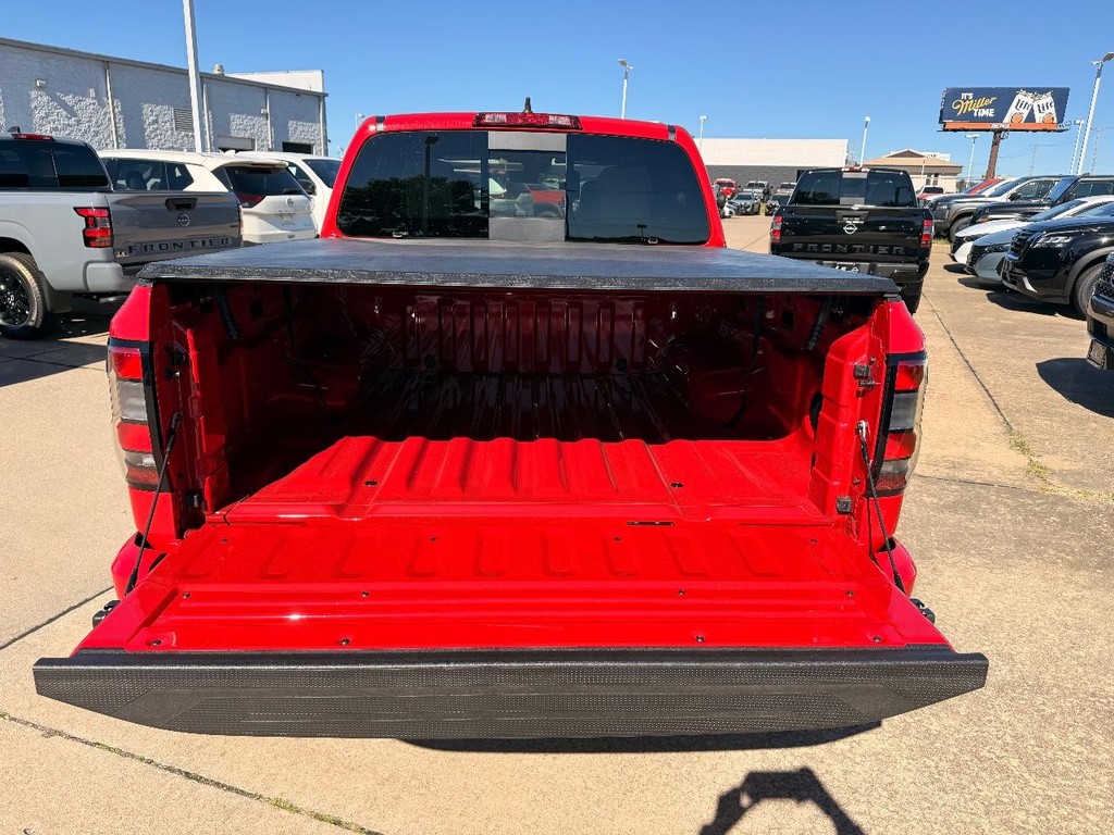 Nissan Frontier Vehicle Full-screen Gallery Image 17