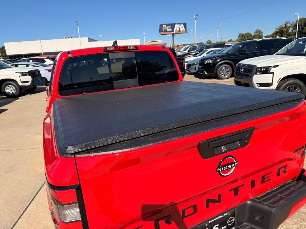 Nissan Frontier Vehicle Full-screen Gallery Image 18