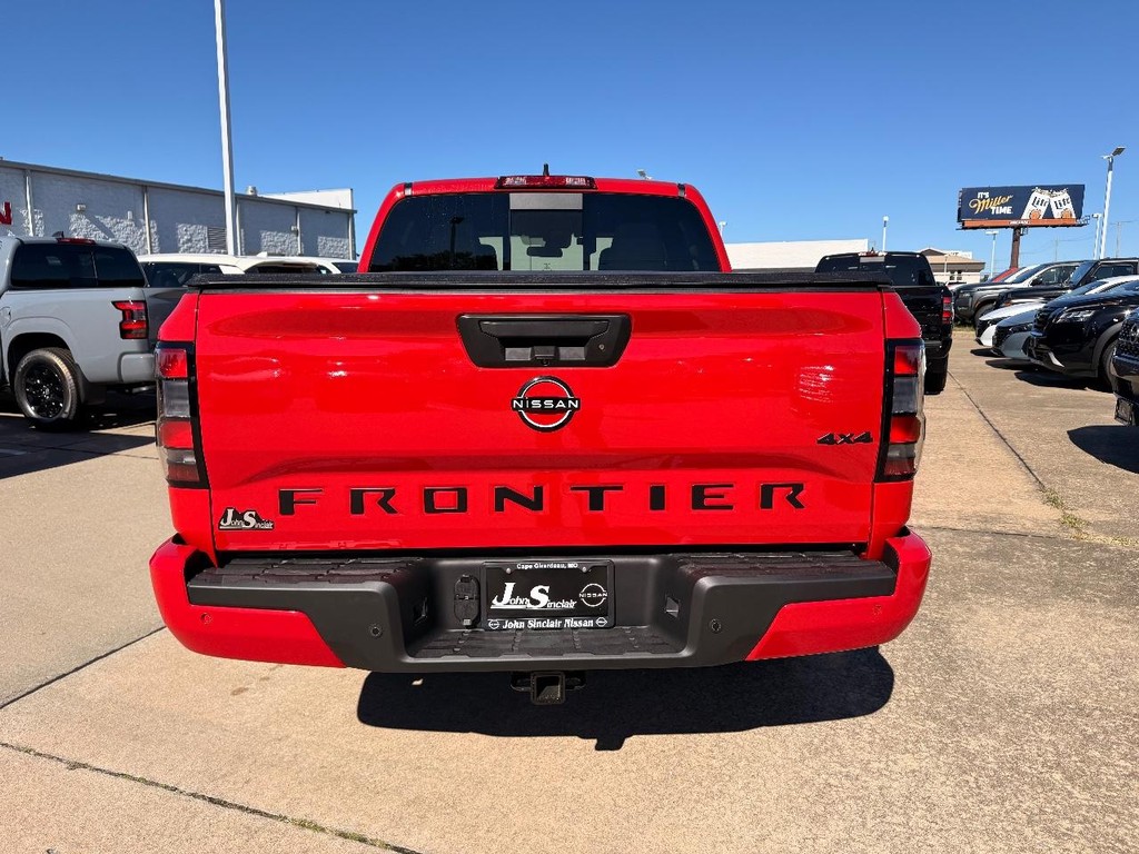 Nissan Frontier Vehicle Full-screen Gallery Image 19