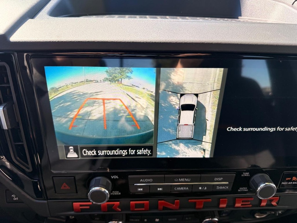 Nissan Frontier Vehicle Full-screen Gallery Image 02