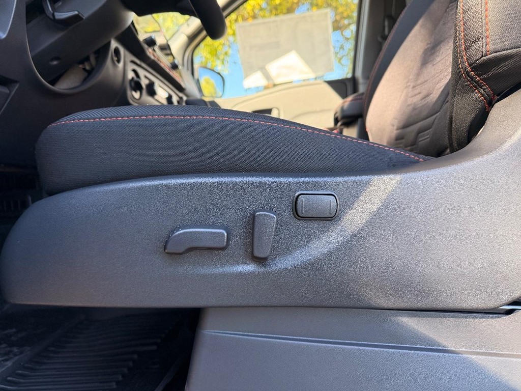 Nissan Frontier Vehicle Full-screen Gallery Image 04