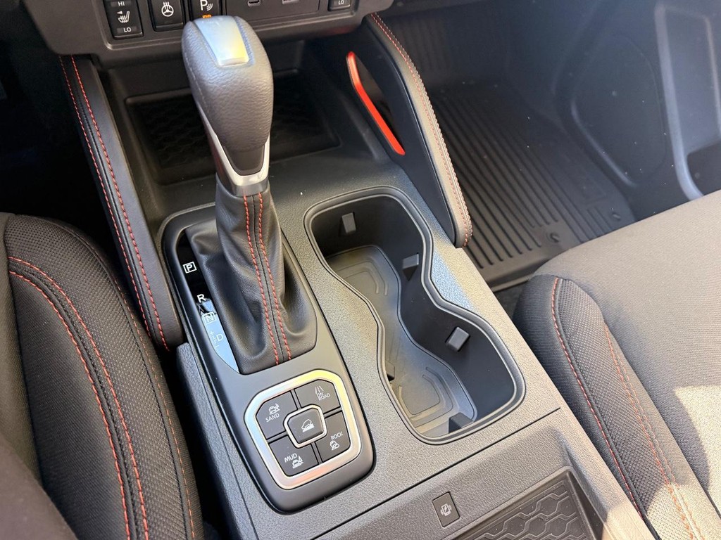 Nissan Frontier Vehicle Full-screen Gallery Image 07