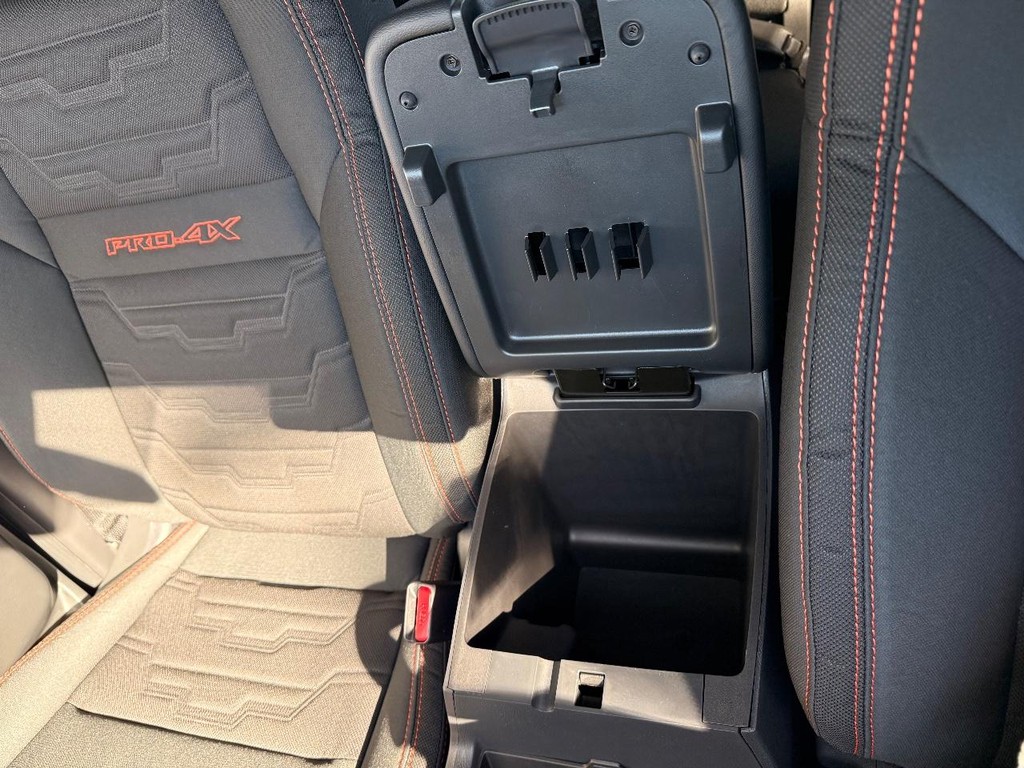 Nissan Frontier Vehicle Full-screen Gallery Image 09