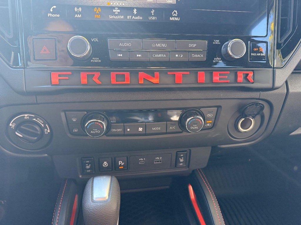 Nissan Frontier Vehicle Full-screen Gallery Image 10