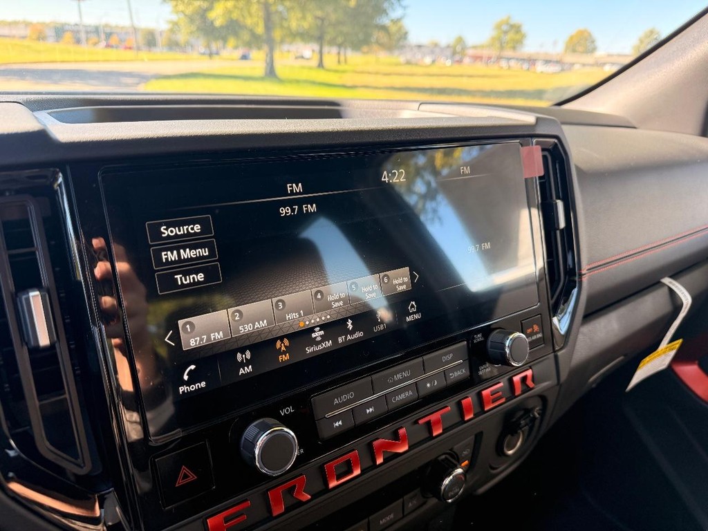 Nissan Frontier Vehicle Full-screen Gallery Image 11