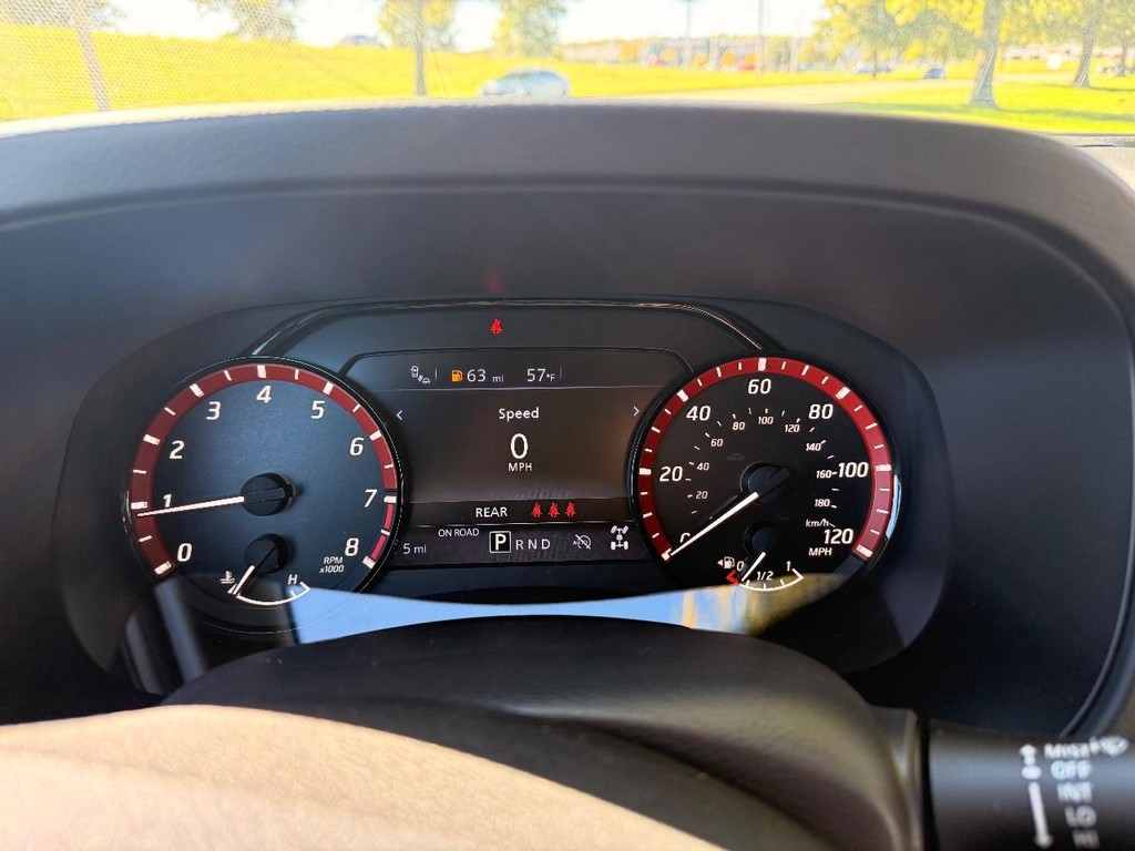 Nissan Frontier Vehicle Full-screen Gallery Image 12