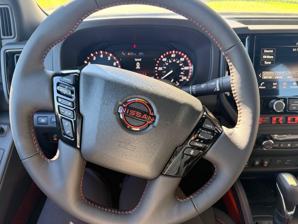 Nissan Frontier Vehicle Full-screen Gallery Image 13