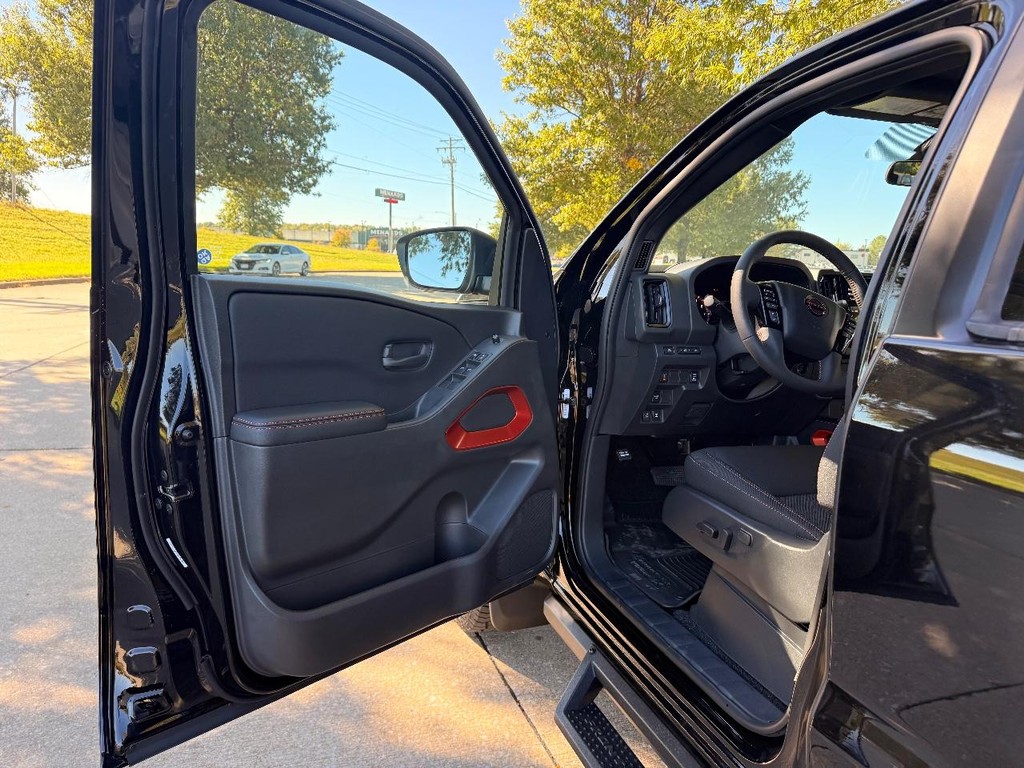 Nissan Frontier Vehicle Full-screen Gallery Image 14