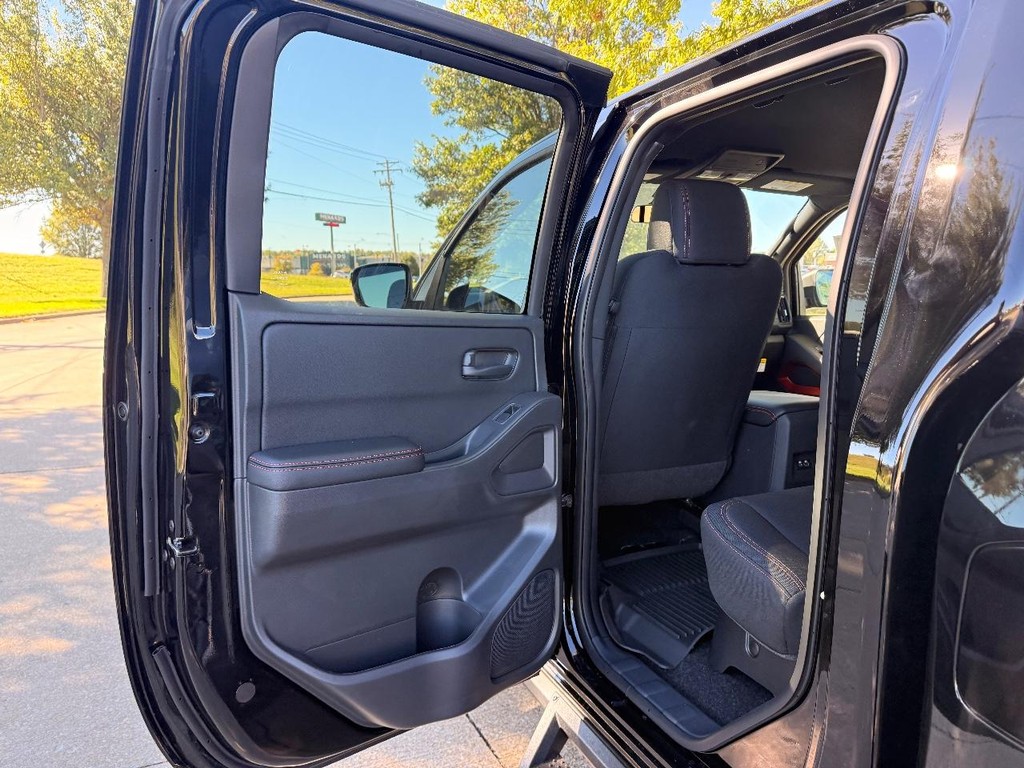 Nissan Frontier Vehicle Full-screen Gallery Image 15