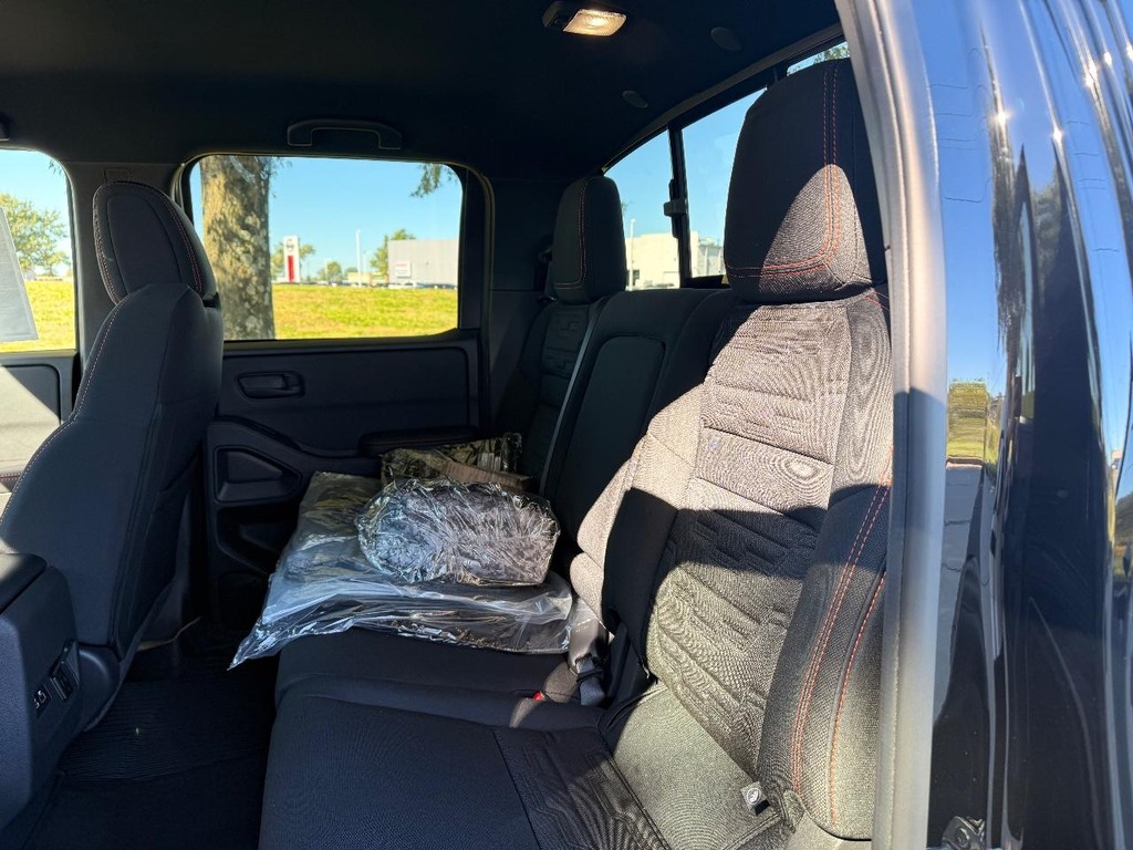 Nissan Frontier Vehicle Full-screen Gallery Image 16