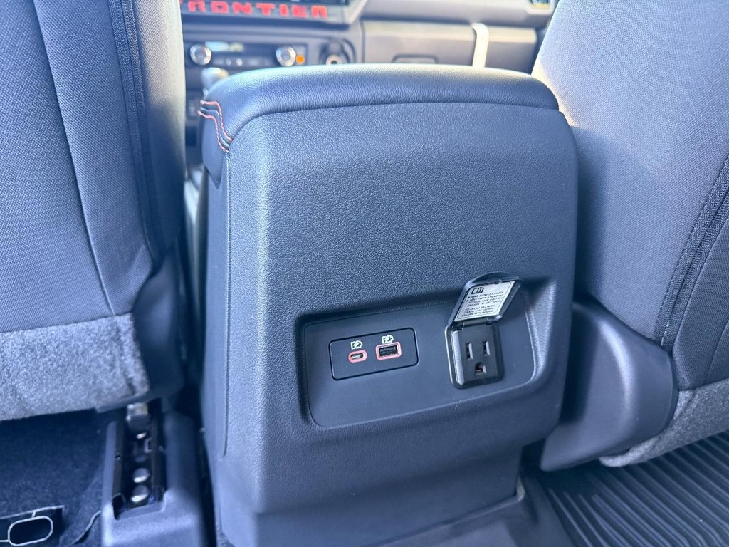 Nissan Frontier Vehicle Full-screen Gallery Image 17