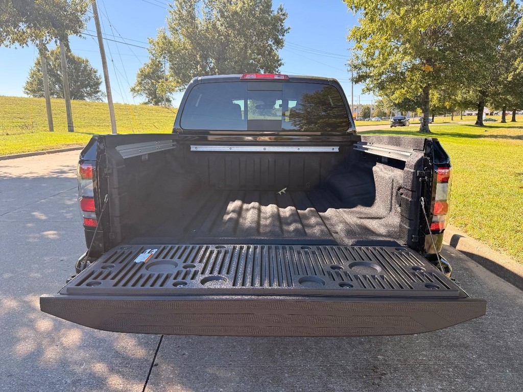 Nissan Frontier Vehicle Full-screen Gallery Image 18