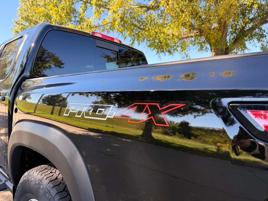 Nissan Frontier Vehicle Full-screen Gallery Image 20