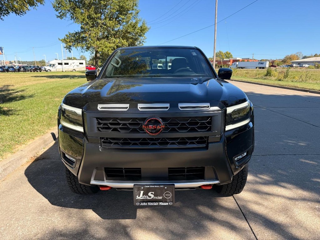 Nissan Frontier Vehicle Full-screen Gallery Image 24