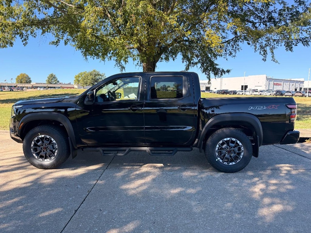 Nissan Frontier Vehicle Full-screen Gallery Image 25