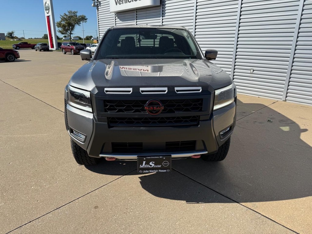 Nissan Frontier Vehicle Full-screen Gallery Image 02