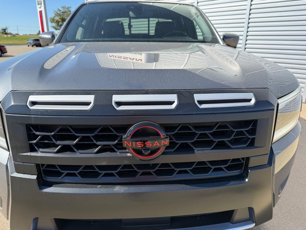 Nissan Frontier Vehicle Full-screen Gallery Image 03