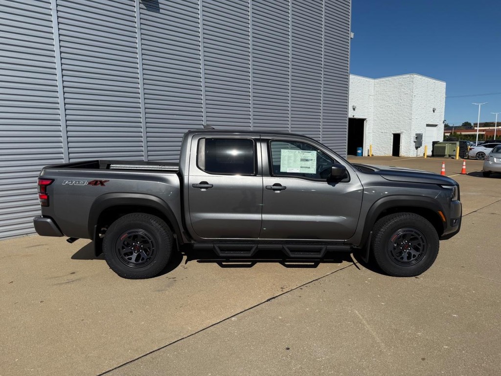 Nissan Frontier Vehicle Full-screen Gallery Image 04