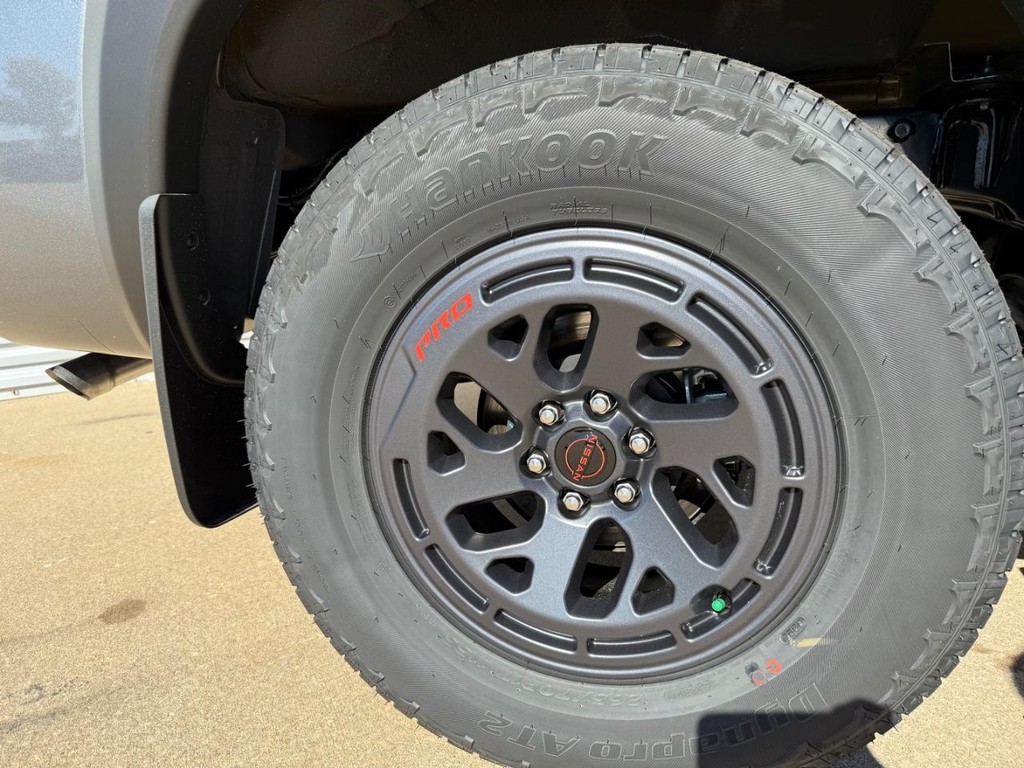 Nissan Frontier Vehicle Full-screen Gallery Image 05