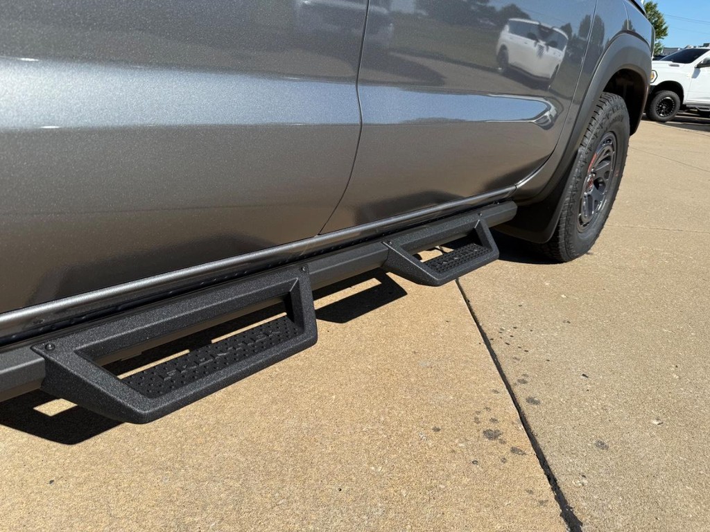 Nissan Frontier Vehicle Full-screen Gallery Image 06