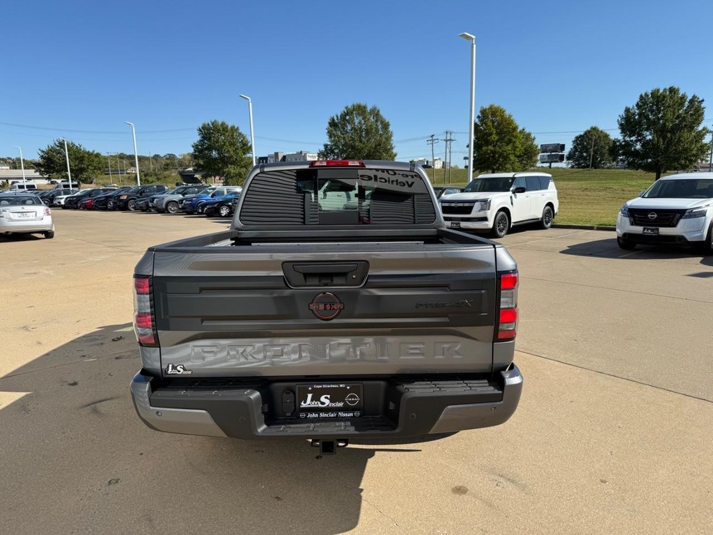 Nissan Frontier Vehicle Full-screen Gallery Image 07
