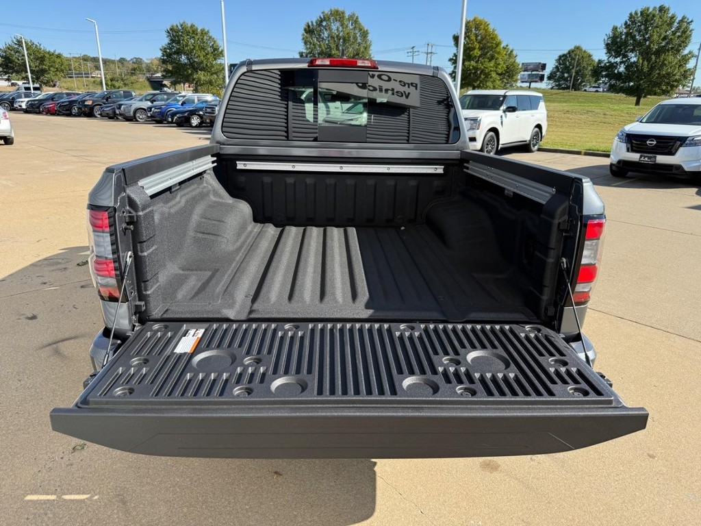 Nissan Frontier Vehicle Full-screen Gallery Image 08