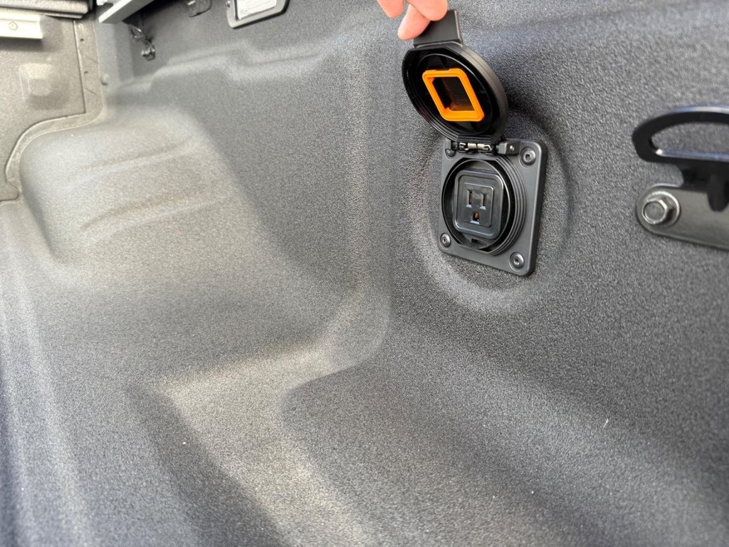 Nissan Frontier Vehicle Full-screen Gallery Image 09