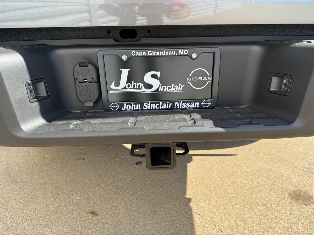 Nissan Frontier Vehicle Full-screen Gallery Image 10