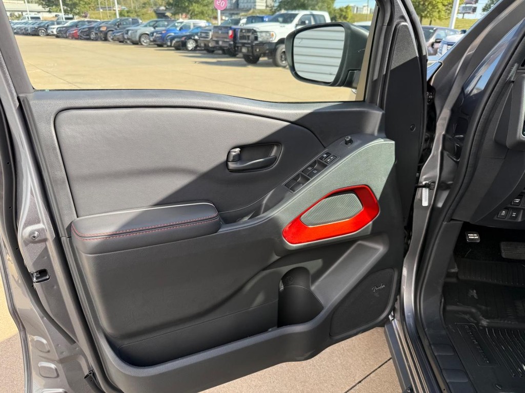 Nissan Frontier Vehicle Full-screen Gallery Image 11