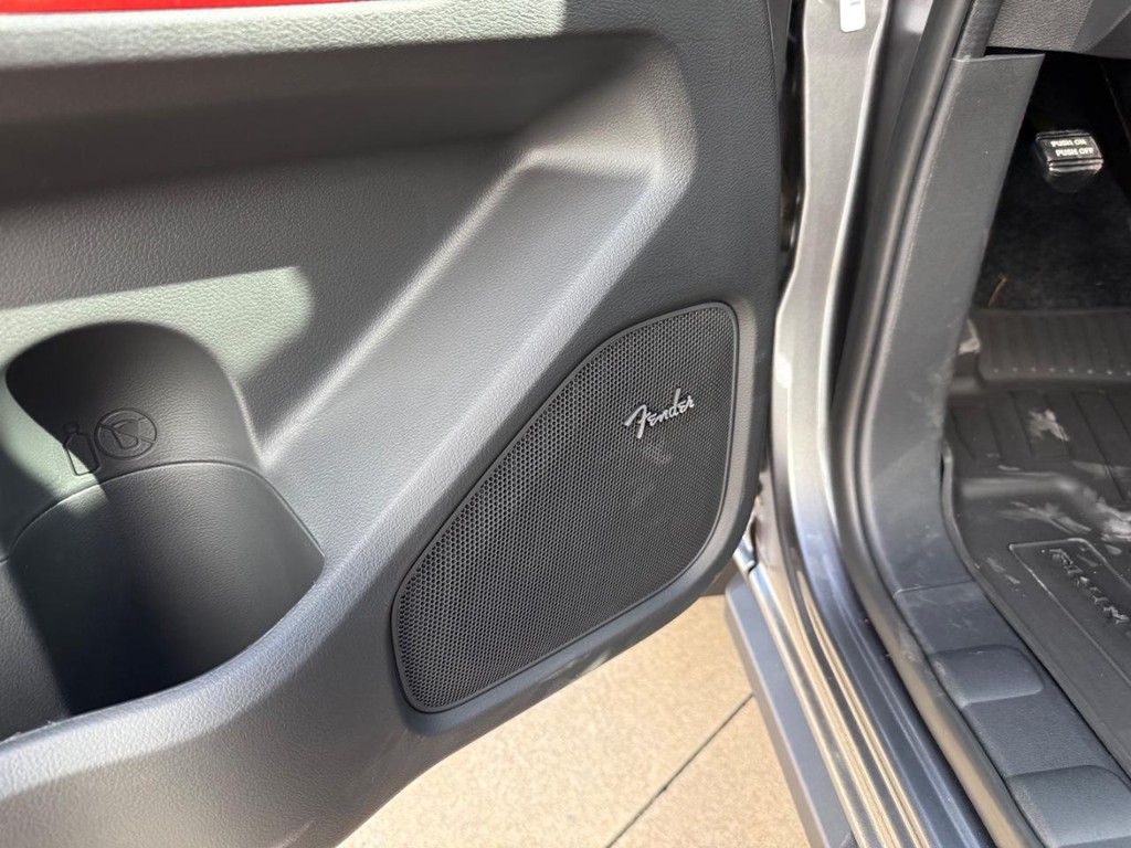 Nissan Frontier Vehicle Full-screen Gallery Image 12