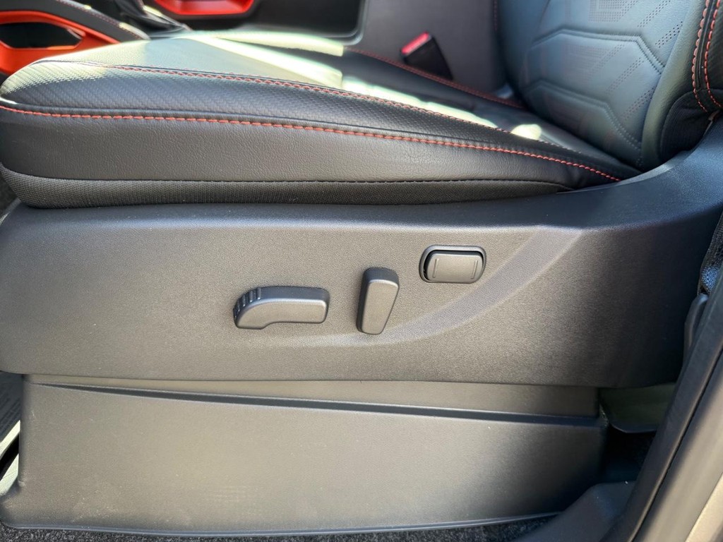 Nissan Frontier Vehicle Full-screen Gallery Image 13