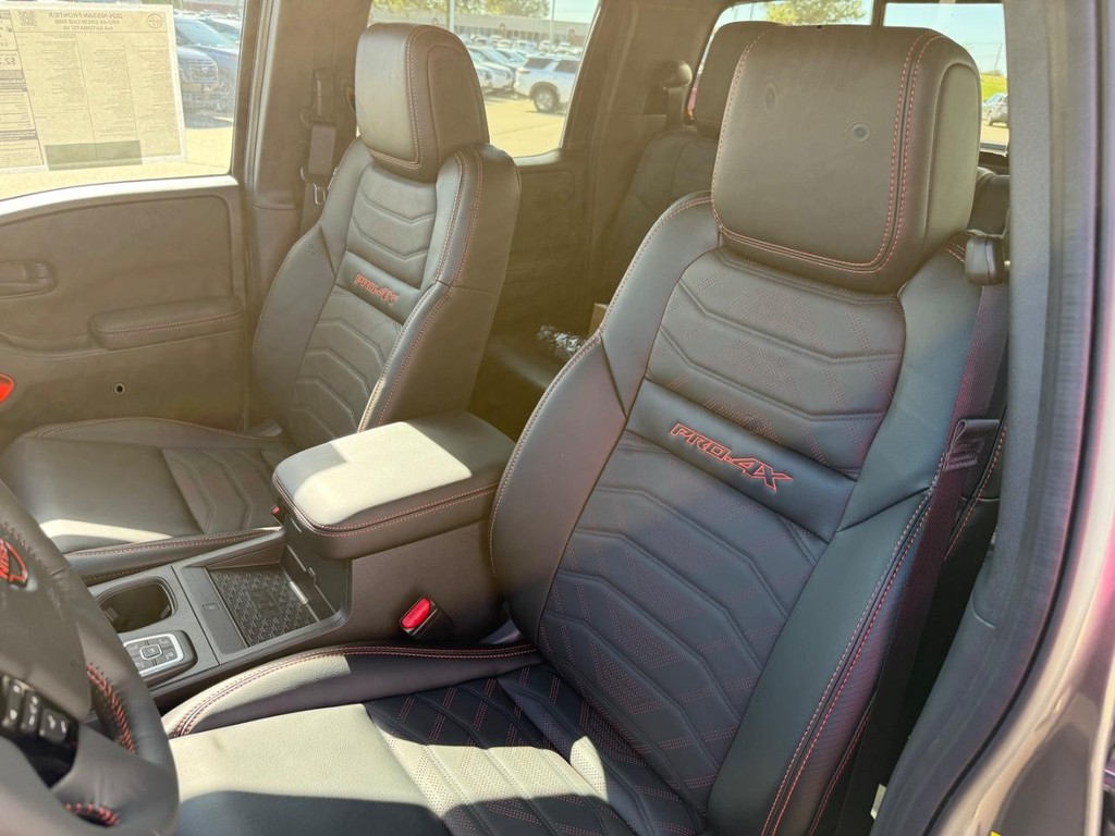 Nissan Frontier Vehicle Full-screen Gallery Image 15