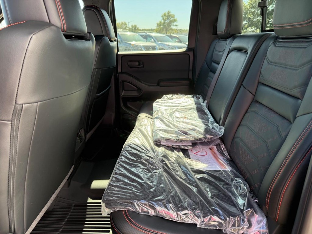 Nissan Frontier Vehicle Full-screen Gallery Image 16