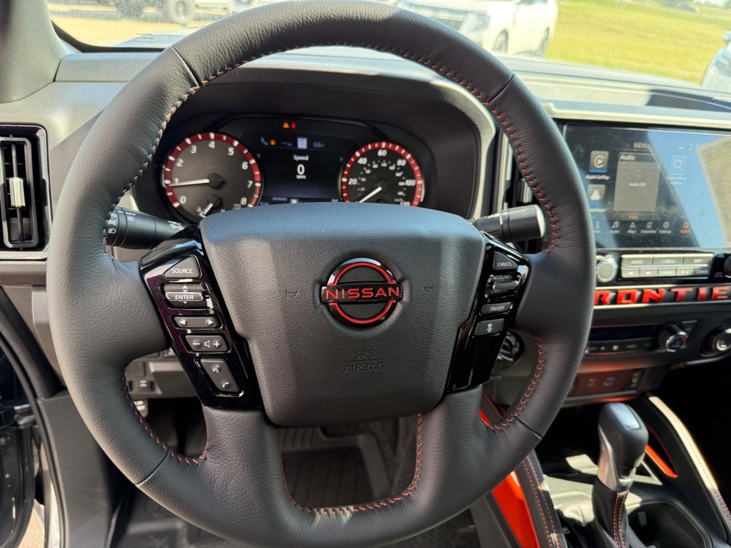 Nissan Frontier Vehicle Full-screen Gallery Image 17