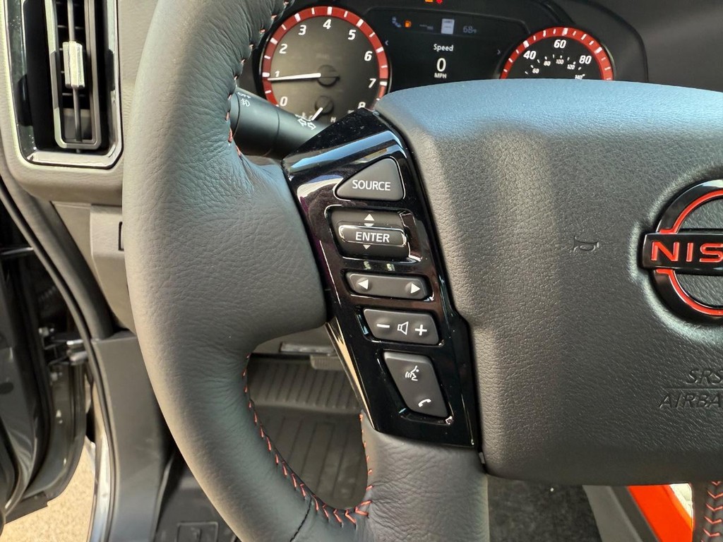 Nissan Frontier Vehicle Full-screen Gallery Image 18