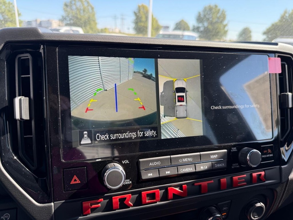 Nissan Frontier Vehicle Full-screen Gallery Image 21