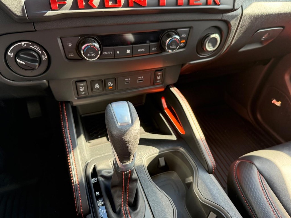 Nissan Frontier Vehicle Full-screen Gallery Image 22