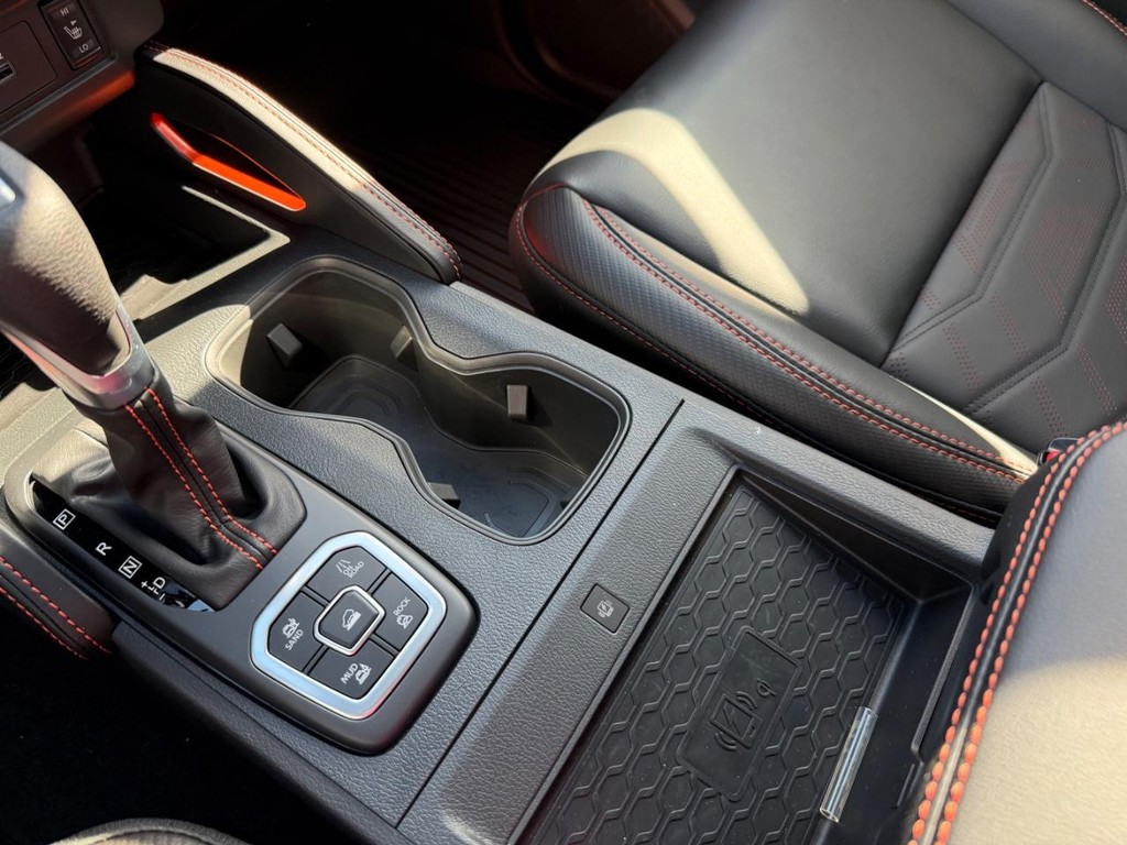 Nissan Frontier Vehicle Full-screen Gallery Image 23